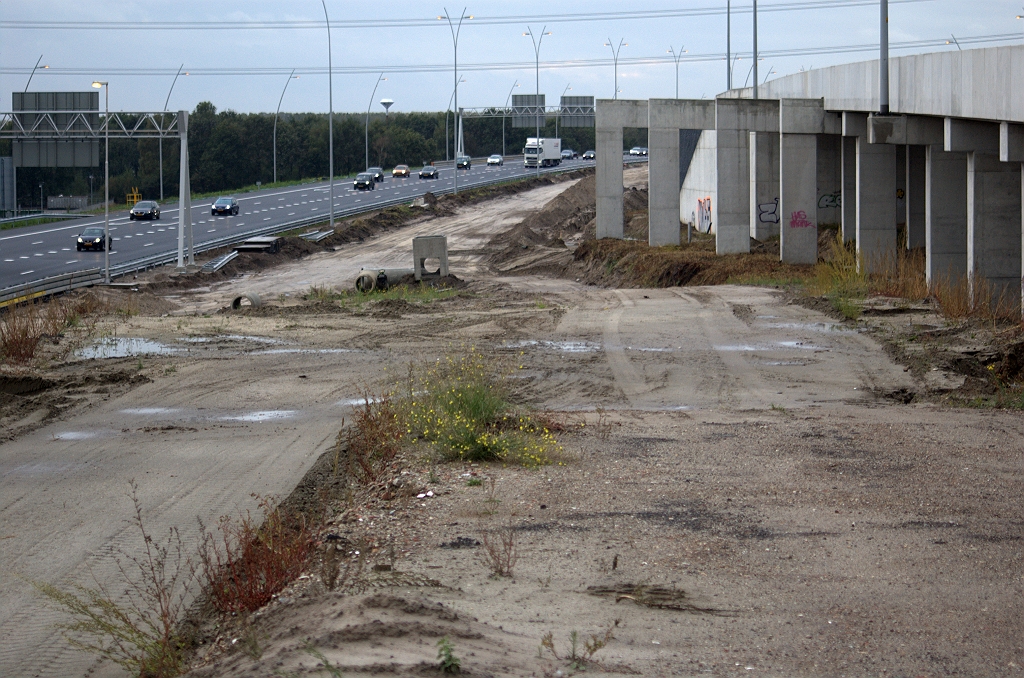 20091011-165157.bmp - Misschien dat die verwijderde rijbaan iets te maken heeft met het uiteindelijke hoogteprofiel van de verbindingsweg Nijmegen-Maastricht onder KW 2. Die moet gaan aansluiten op de A2 hoofdrijbaan, hier gezien vanaf het punt waar die moet gaan afdalen vanaf KW 1. Het convergentiepunt zou dan hoger liggen dan in de situatie met de vorige fasering.  week 200919 