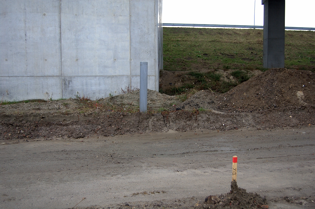 20091011-165908.bmp - ...misschien dat de hoogte van het grondlichaam onder KW 2 (rechts tegen het landhoofd) aangeeft hoe het hoogteprofiel uiteindelijk moet worden.