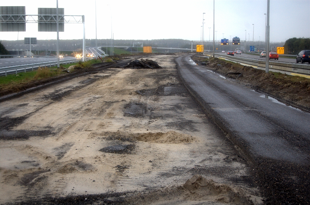 20091011-170606.bmp - Verder met rijbaan slopen tussen KW 3 en KW 4A (oude viaduct in kp. Batadorp).