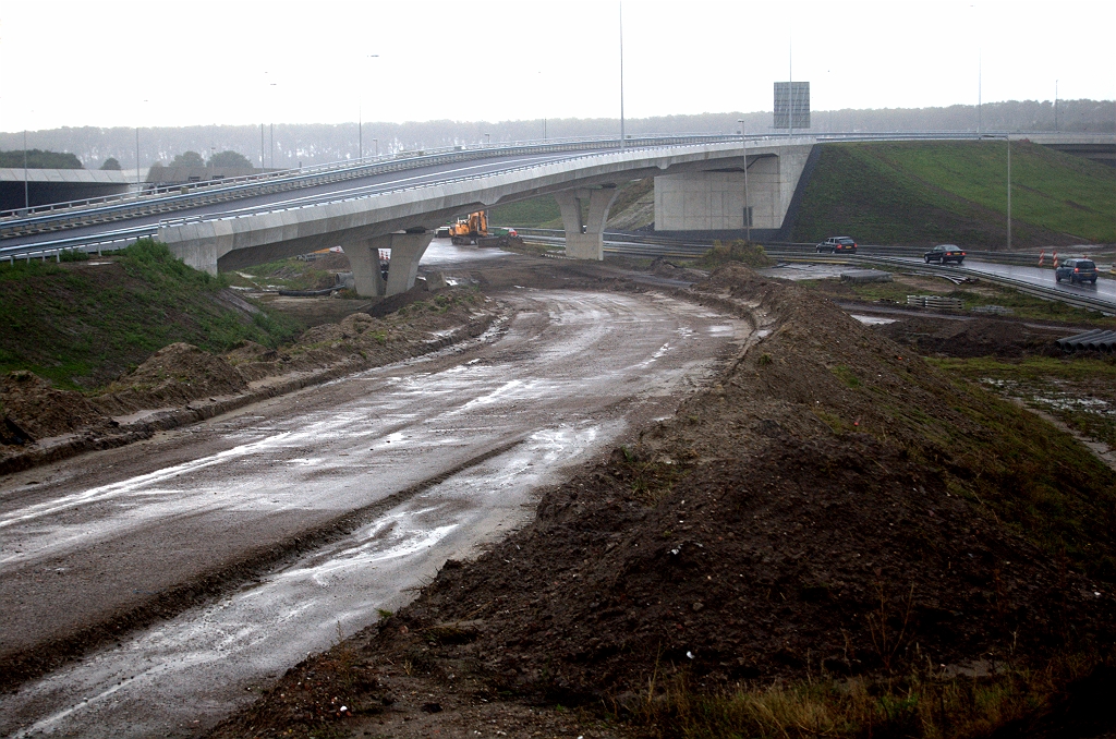 20091011-171041.bmp - En we hebben dus ten onrechte gedacht dat de fasering onder KW 4C wel zo ongeveer op zijn plek lag voor de nieuwe A2 hoofdrijbaan, die de 270 graden lus gaat vervangen. Al het nieuwe asfalt weer verwijderd.  week 200915 