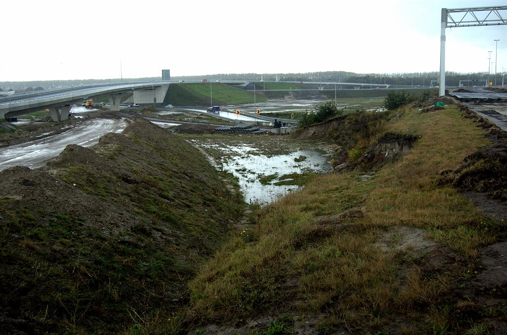 20091011-171225.bmp - Misschien vult men dit gat op zodat hoofd- en parallelrijbaan over hetzelfde talud afdalen naar KW 4C.