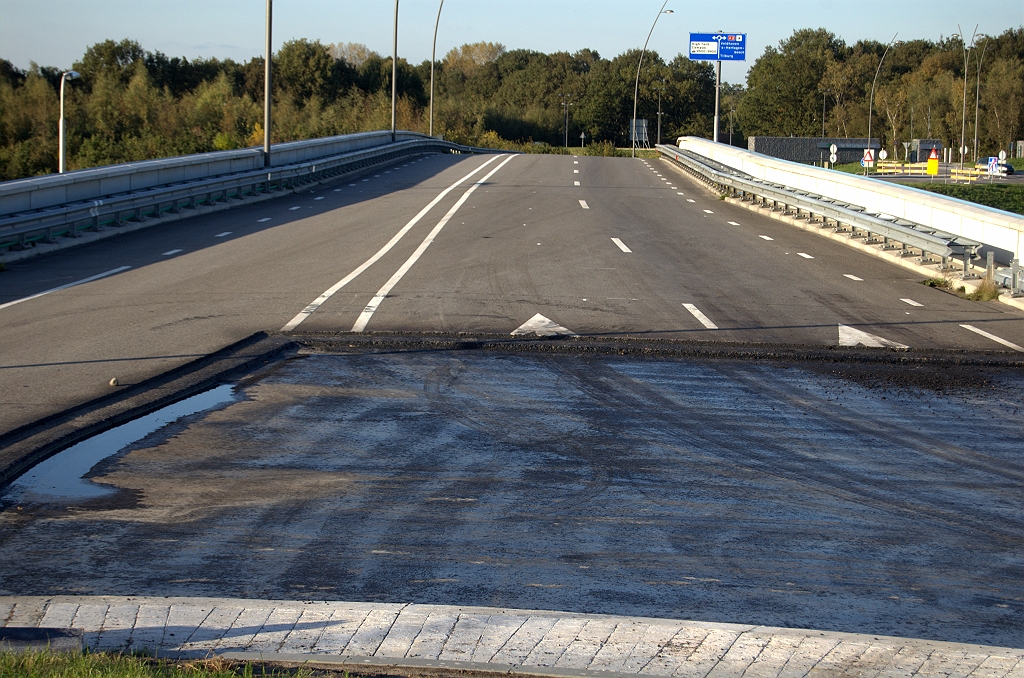 20091014-171947.bmp - De twee rijstroken rechts waren noodzakelijk om het kerende verkeer Antwerpen-Amsterdam te faciliteren, maar gezien de aanstippingen gaat de rijstrookindeling wijzigen.