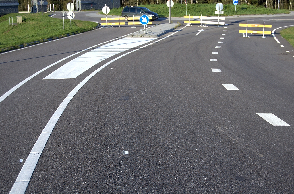 20091014-172749.bmp - De rotonde naderend verbreedt het zo te zien wel weer naar twee rijstrookjes voor campus gericht verkeer en de enkeling die de aansluiting nog als keerinrichting wil gebruiken.