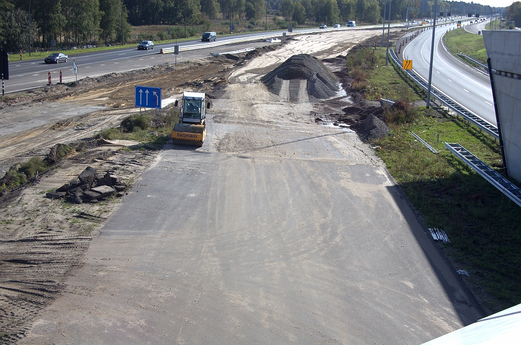 20091018-132434.bmp - Eerste prioriteit zal echter liggen bij het doortrekken van de A2 hoofdrijbaan vanuit de richting Maastricht, zodat per 2 november er niet meer over de rotonde hoeft te worden gereden voor doorgaand zuid-noord A2 verkeer. Enkelstrooks om mee te beginnen.  week 200922 