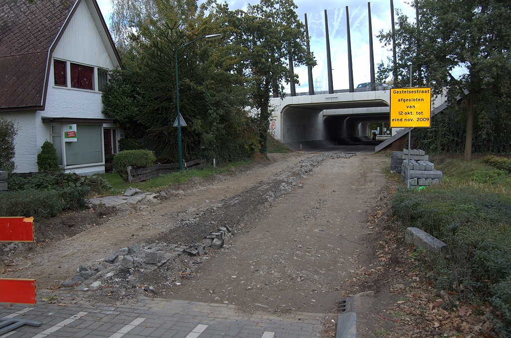 20091018-141751.bmp - Aan Waalrese zijde van KW 29 is de duurzaam veilig heringerichte Gestelsestraat/Velddoornweg gesloopt, zo'n 20 weken na oplevering. De werkzaamheden pagina van de gemeente Eindhoven meldt hierover:  Velddoornweg - Gestelsestraat, Afsluiting ivm sluipverkeer, Periode: Van 12-10-2009 tot februari 2010, Opdrachtgever: Gemeente Waalre   week 200921 