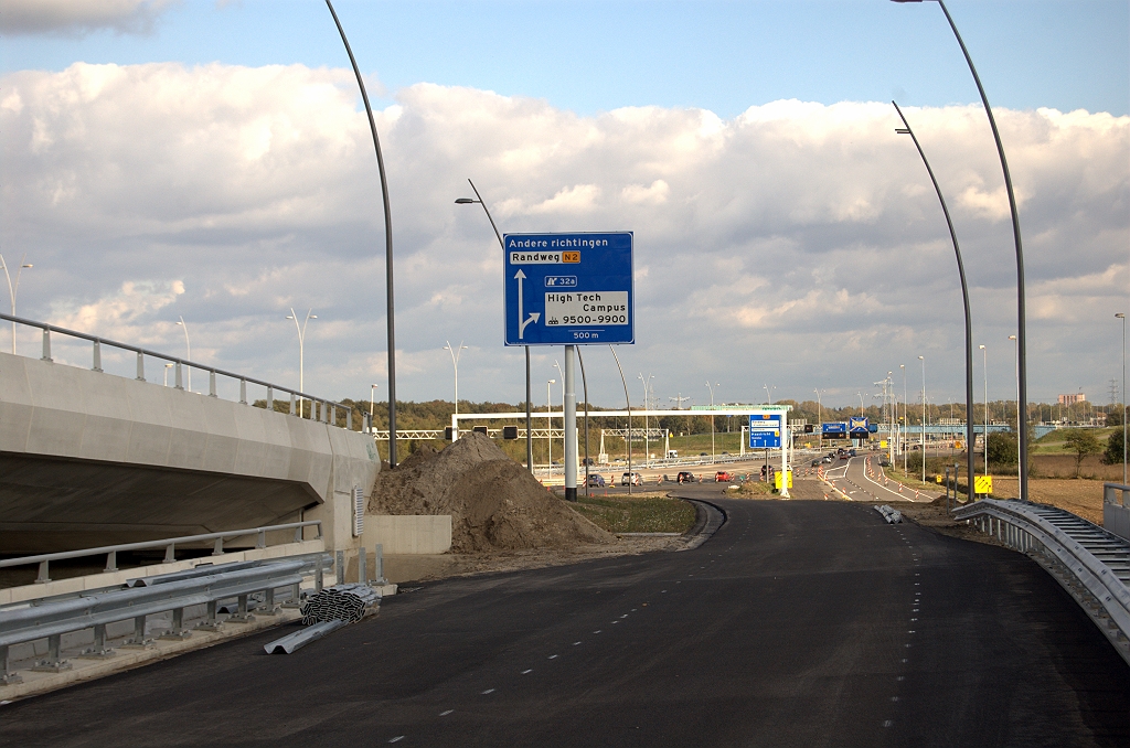 20091018-151321.bmp - KW 25 gepasseerd versmalt het dan tot een enkele rijstrook in autowegprofiel...