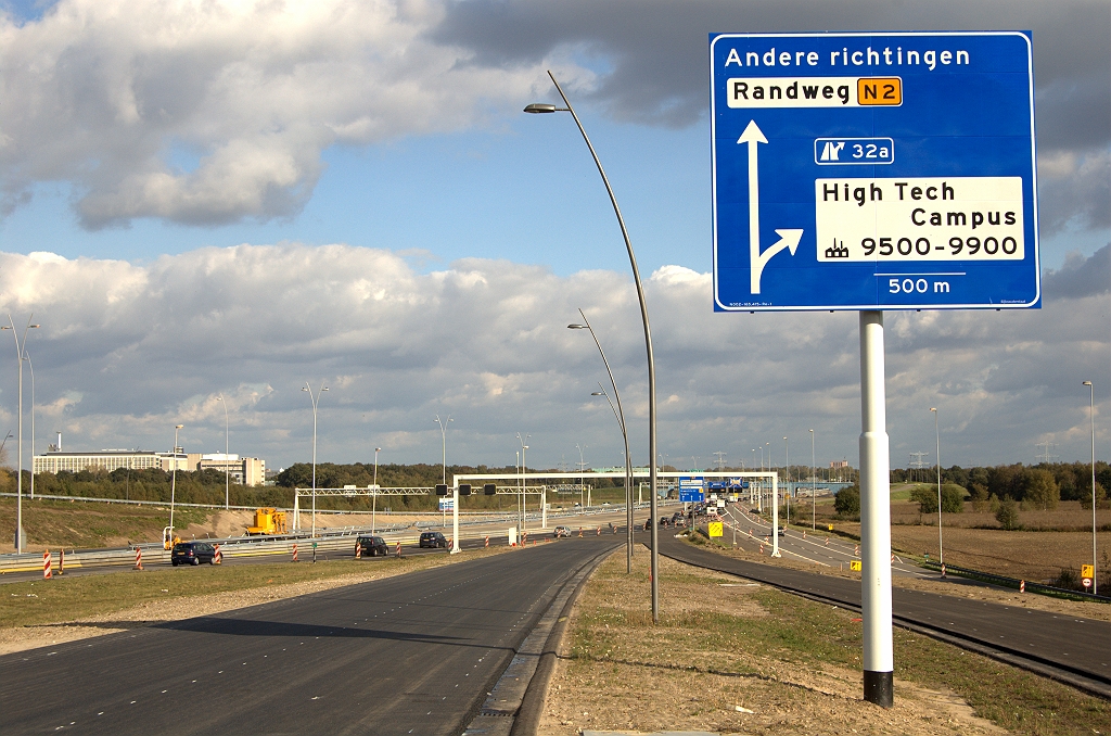 20091018-151443.bmp - ...om zich uiteindelijk samen te voegen met de N2 als weefstrook naar de afrit high tech campus. Nieuw vorkbord doet dienst voor beide rijbanen.