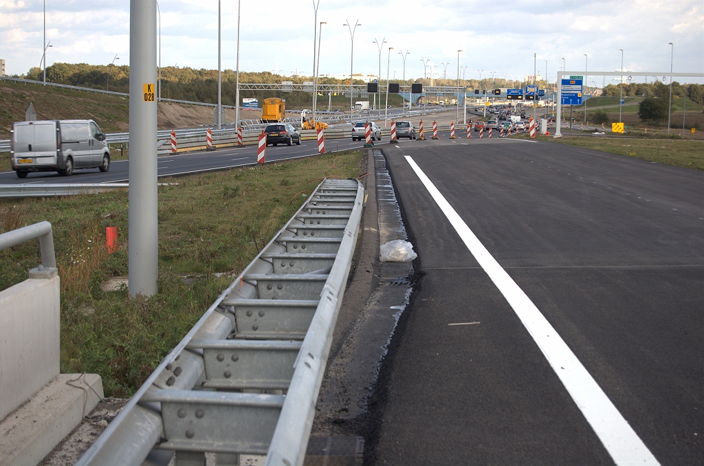 20091018-151910.bmp - Na KW 26 voegt de enkelstrooks verbindingsweg zich als rijstrook 3 bij de A2 hoofdrijbaan, die hier als fasering nog in de weg ligt.