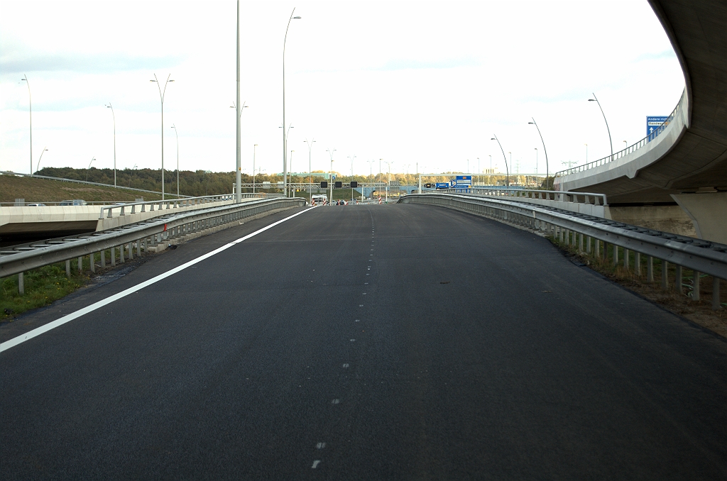 20091018-152133.bmp - Zichtstrook niet nodig in het nagenoeg rechte KW 26. Door de redresseerstroken aan beide zijden van de rijbaan krijgen we het optisch effect dat de vluchtstrook breder lijkt dan de rijstrook.