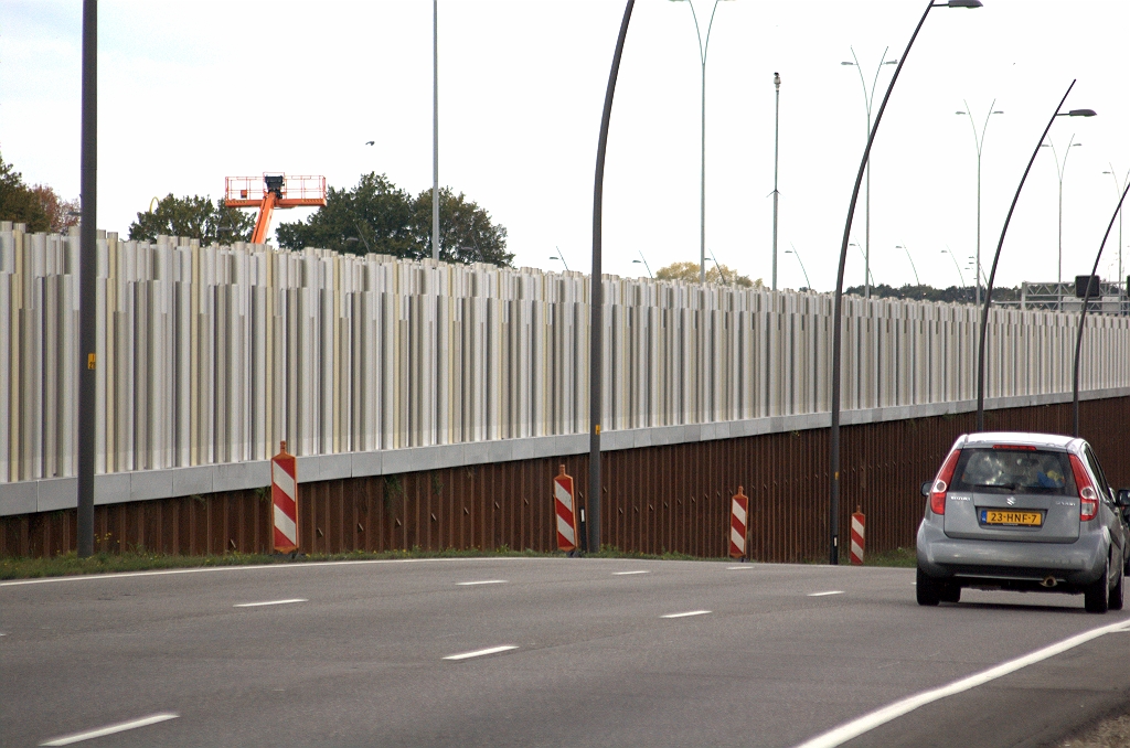 20091018-161055.bmp - Die hadden we nog niet. Een aluminium/damwandcombinatie. Te bewonderen vanaf de oostelijke parallelrijbaan tussen KW 15 (Cranendonck) en KW 14 (Meerenakkerweg). Het buizenscherm is hier gemonteerd op damwanden die de kistdijkconstructie vormen van de hoofdrijbaan.