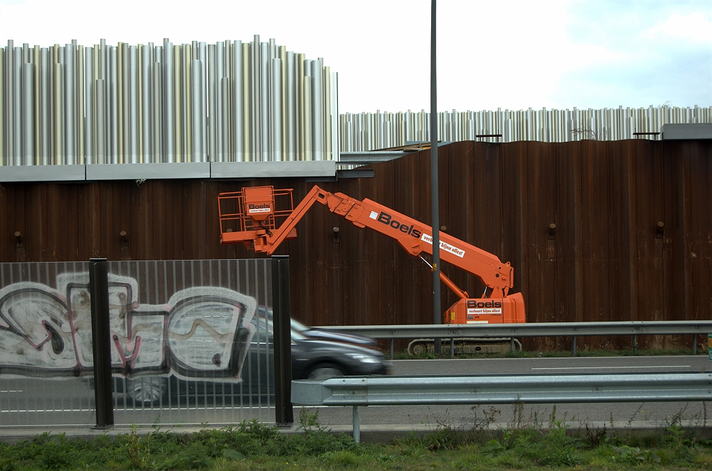 20091018-161809.bmp - Typerend Randweg Eindhoven plaatje met de basismaterialen damwand, gesigneerd transparant scherm, aluminium buizen en betonnen sierranden. Tussen de laatste twee rest nog een overgangsconstructie.