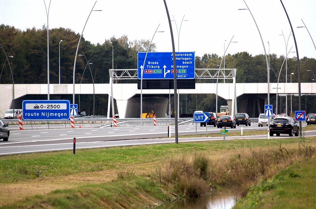 20091018-170140.bmp - Enkel volgbord geplaatst tussen oostelijke hoofd- en parallelrijbaan in de aansluiting Airport, zodat het beide rijbanen moet bedienen. Tevens borden G1 (autosnelweg) voor het laatste stukje N2 naar kp. Batadorp.