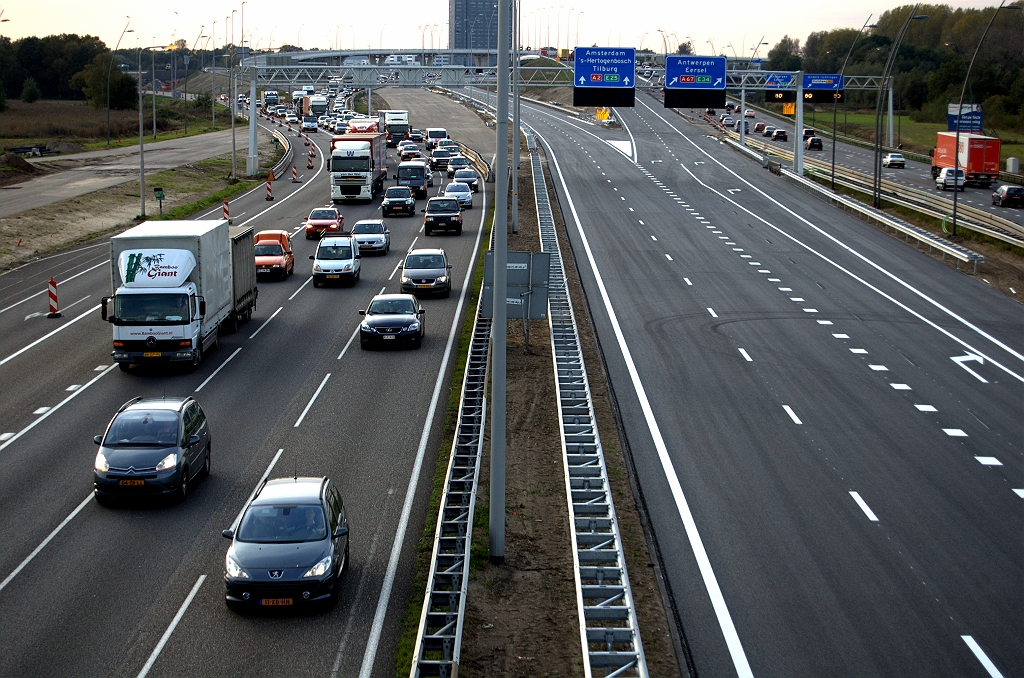 20091019-172916.bmp - Situatie kp. de Hogt oost met een combinatie van permanente en tijdelijke markering in de splitsing A2/A67, zodat er vooralsnog enkelstrooks moet worden uitgevoegd naar de A67.  week 200941 