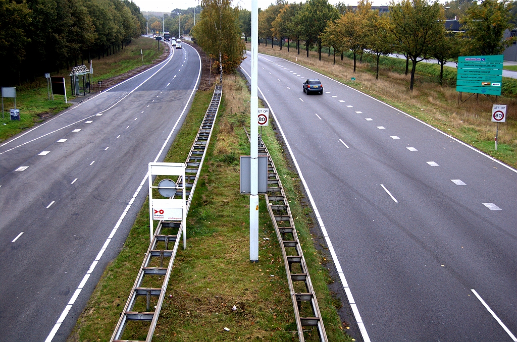 20091024-152002.bmp - De vernieuwing van op zijn minst 1 asfaltlaag in de Kennedylaan is uitgevoerd over het gehele rijksgedeelte tot aan de Eindhovense komgrens.  week 200913 