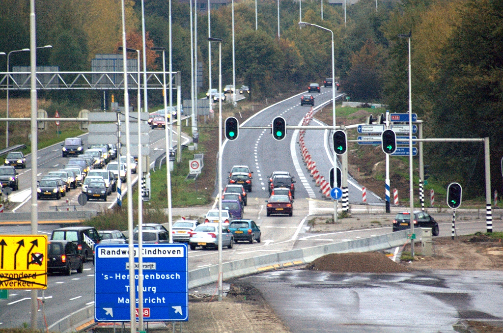 20091024-164213.bmp - Resultaat van de weekendafsluiting Kennedylaan stadinwaarts van 16 tot 19 oktober. Een vernieuwd wegdek met invoeger voor de toekomstige verbindingsweg Tilburg-Woensel. Die komt op het asfalt rechtsonderin met twee rijstroken samen met de verbindingsweg Nijmegen-Woensel, zodat we een taperconstructie vermoeden.  week 200940 