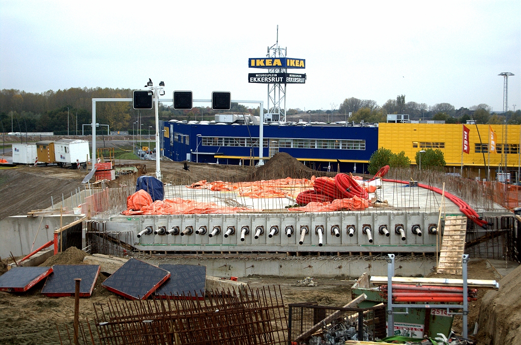 20091024-164558.bmp - Terug naar Ekkersrijt waar de laatste grote betonstorting heeft plaatsgevonden, in KW 44 (verbindingsweg Woensel-Tilburg over verbindingsweg Nijmegen-Woensel).  week 200941 