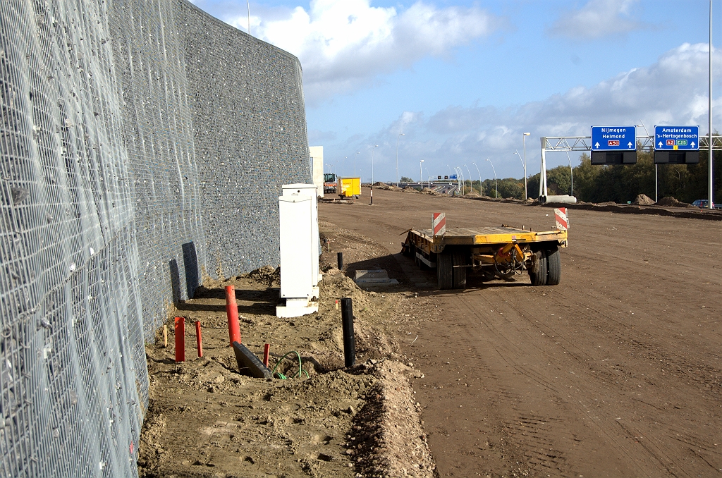 20091025-133115.bmp - Instulping in de steenkorven van het dijklichaam waarop de N2/A50 ligt was ons nog niet eerder opgevallen. Met de plaatsing van een portaalfundering en schakelkasten is het nut direct duidelijk.