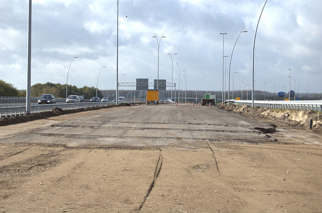 20091025-133334.bmp - Toch nog wat hergebruik van asfalt in de aanloop naar KW 3 (spoorviaduct), met aan de rechterzijde mogelijk een verbreedseltje ten behoeve van de invoeger vanaf de A50.