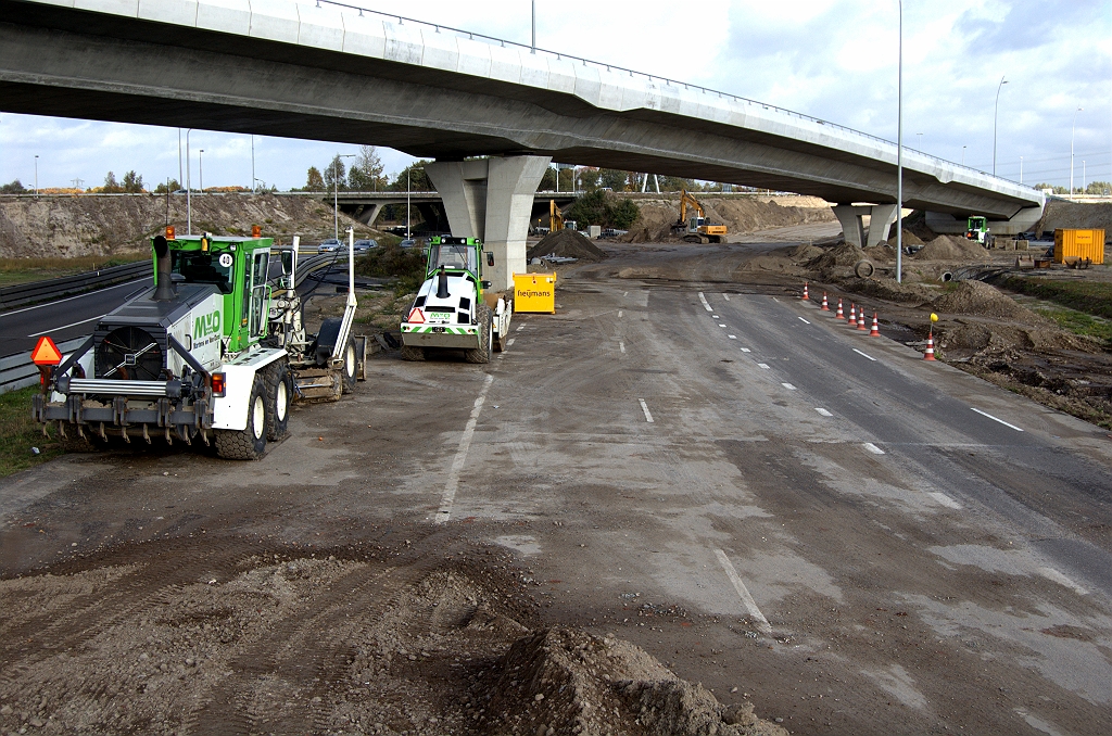 20091025-135229.bmp - Wel te handhaven asfalt aan de zuidzijde van KW 4C, versmald voor A2 hoofdrijbaan gebruik met 2 rijstroken en vluchtstrook. Links het oversteekasfalt voor de te verwachten fasering naar de parallelrijbaan.  week 200939 