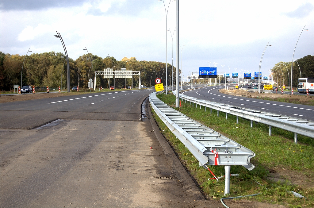 20091025-143407.bmp - Einde ZOAB in de westelijke hoofdrijbaan ten noorden van de aansluiting Airport. Maar die komt voorlopig ook niet in verkeer.