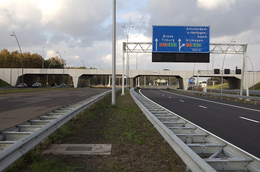 20091025-143827.bmp - KW 9 (aansluiting Airport) zuidzijde. Op 2 november gaat het van 7 naar 9 rijstroken, uiteindelijk worden het er 11 op dit punt.