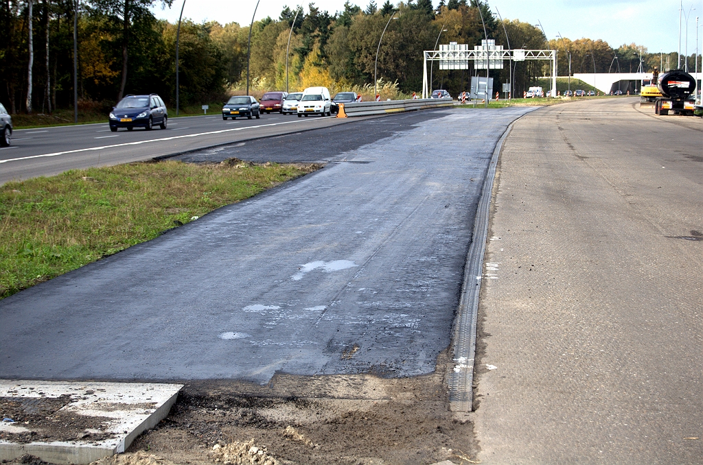 20091025-144439.bmp - GODO nummer twee, hier tussen de westelijke hoofd- en parallelrijbaan ten zuiden van de aansluiting Airport, uiteindelijk wellicht ook met geintegreerde CADO. Weer de roaddrains die onder ZOAB zullen verdwijnen.