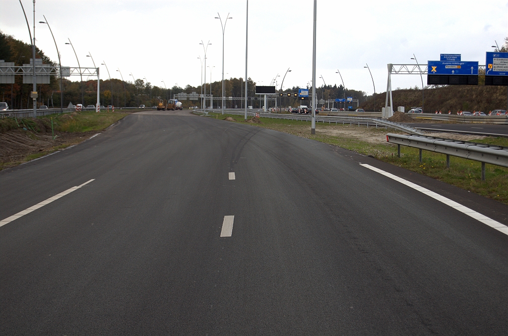 20091025-145618.bmp - ZOAB keert weer terug op de westelijke hoofdrijbaan even ten noorden van KW 10 (aansluiting Centrum). Het wegvak is dan ook enige tijd in verkeer geweest als spookrijfasering. Sporen van de slingermarkering nog zichtbaar.