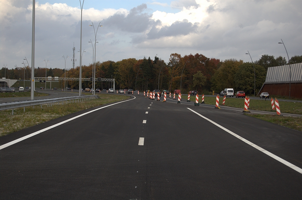 20091025-150837.bmp - Begin van de "Veldhovense Vork" met het doorgaande A2 verkeer verspreid over twee rijstroken N2 en 1 rijstrook oostelijke hoofdrijbaan. Hier hoeft op 2 november dus slechts de markering te worden aangepast en geleidebakens verwijderd.