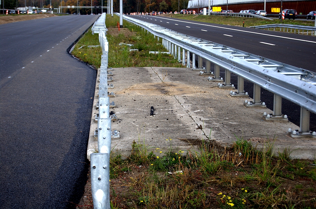 20091025-151154.bmp - Eerste van vier bestaande kunstwerken in de "Poot van Metz" die zijn hergebruikt. Oud beton verraadt het dak van de onderdoorgang Welschapsedijk (KW 11).