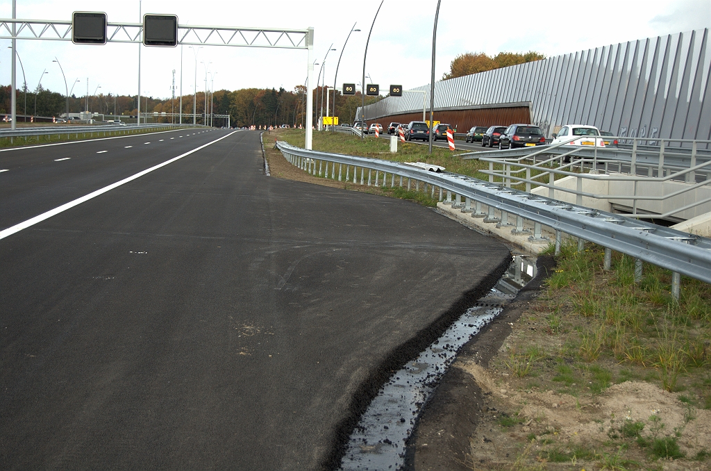 20091025-151242.bmp - Niet mis te verstane ruimtereservering voor een derde rijstrook in KW 11. Die hebben we in feite kado gekregen, omdat in de oude situatie de invoegstrook vanaf de aansluiting Veldhoven over het kunstwerk lag. Rechts een parallelbaanviaduct over de Welschapsedijk, dat wel geheel nieuw is.