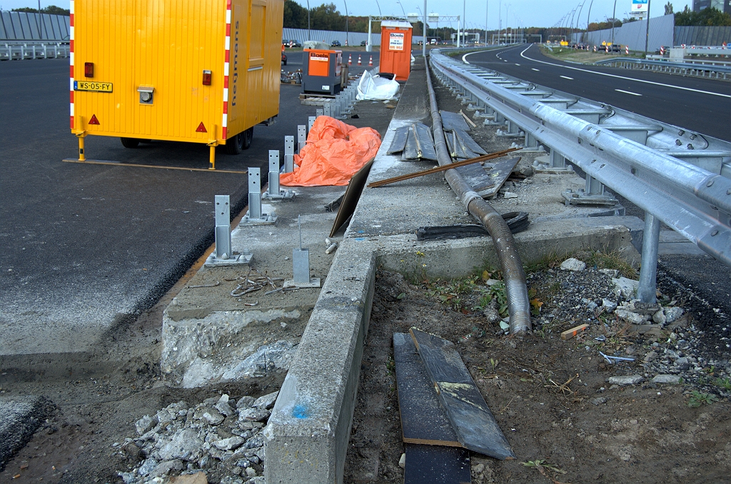 20091025-152917.bmp - Slechts het oude beton in de "stoepen" verraadt dat we hier met het originele kunstwerk uit 1968 te maken hebben, alhoewel de verbreding voor een derde rijstrook pas in de jaren negentig heeft plaatsgevonden.