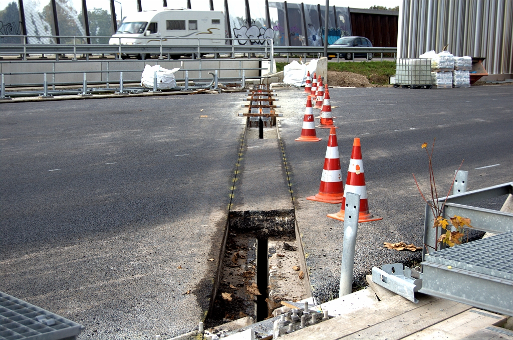 20091025-154249.bmp - Toch is het blijkbaar noodzakelijk de voegovergangen te vervangen in het nog maar vier jaar oude viaduct.