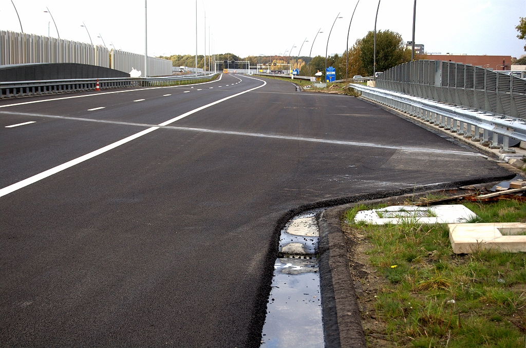 20091025-154508.bmp - Vierde te hergebruiken kunstwerk: viaduct Meerenakkerweg. In 2005, toen het werd opgeleverd, was het wegprofiel van de nieuwe Randweg Eindhoven al enige jaren bekend, zodat men direct heeft voorbereid op 2x3 met vluchtstroken.  week 200852 