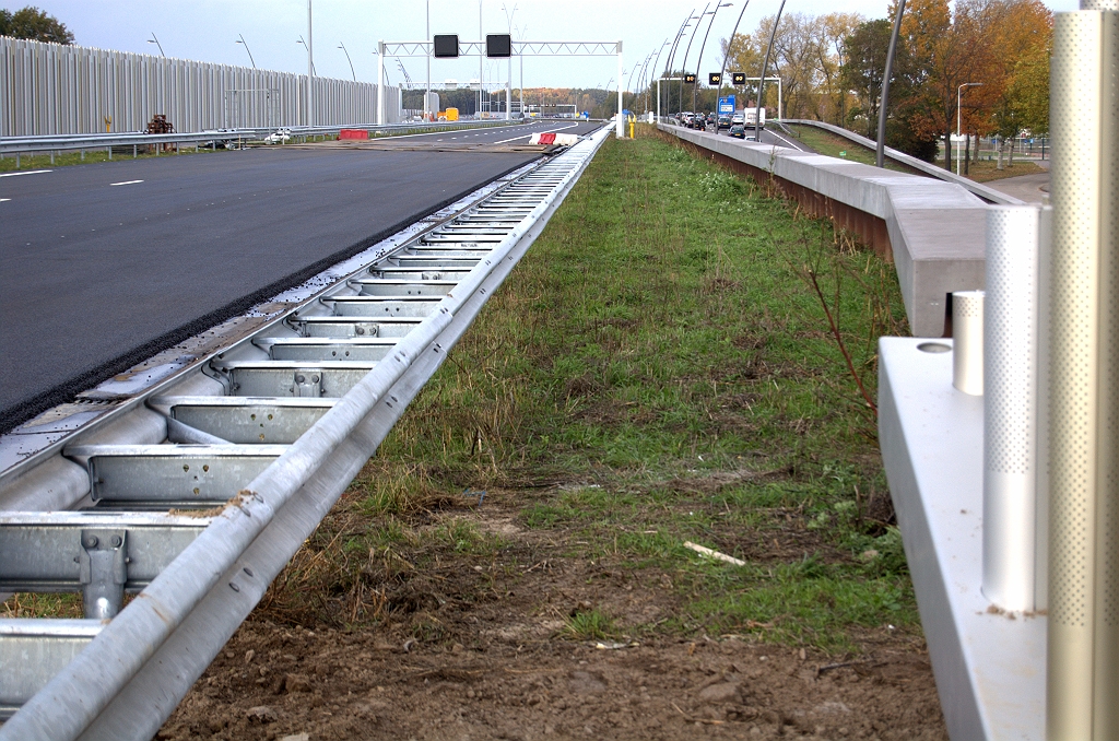 20091025-155330.bmp - Ook in deze omgeving het einde van het buizenscherm aan oostelijke zijde. De ruimtereservering voor de derde rijstrook is bij de schermen beduidend kleiner.