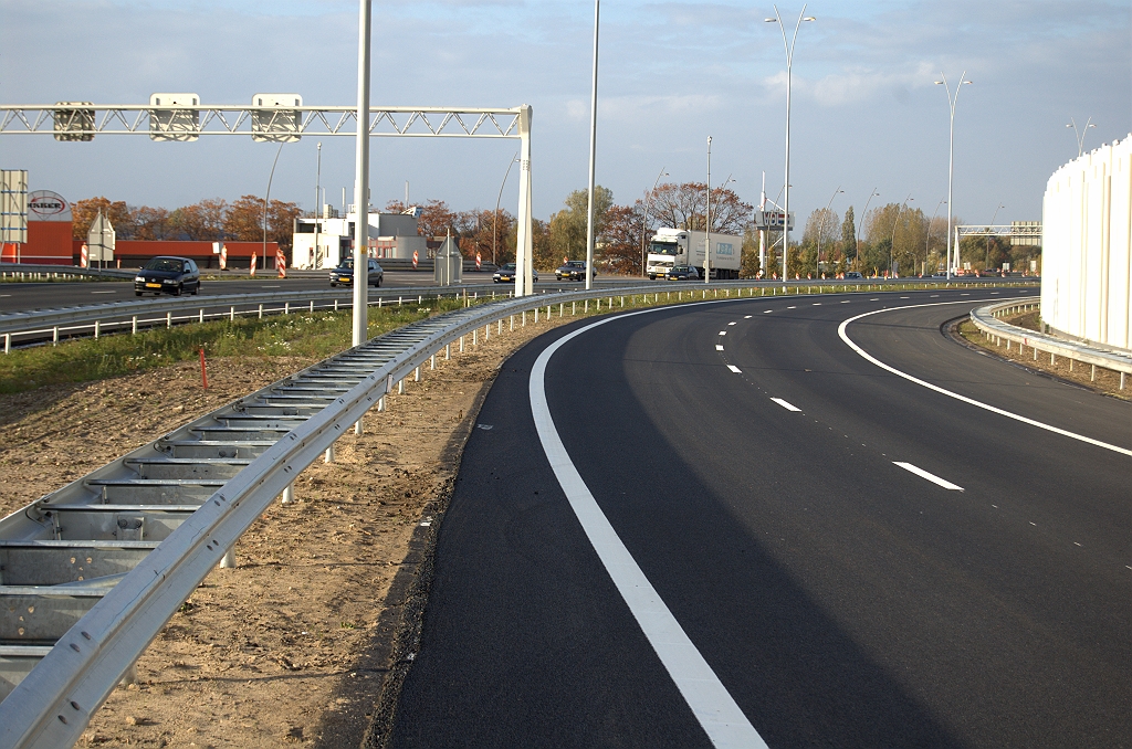 20091025-162901.bmp - Deel van de negentig graden bocht A2 hoofdrijbaan kp. de Hogt. Westelijke hoofdrijbaan al drie maanden in verkeer.