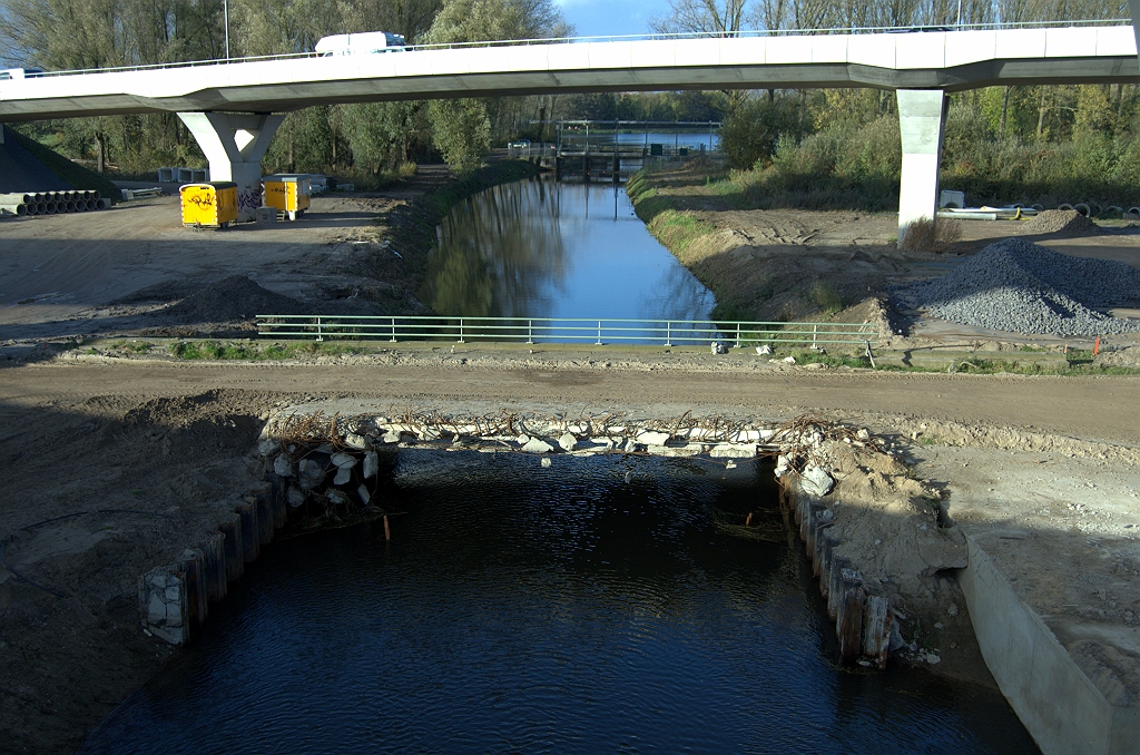 20091025-164627.bmp - Oude duikers over de Dommel met het A2 gedeelte nog steeds intact.