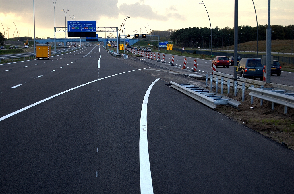 20091025-170937.bmp - De enkelstrooks doorsteek zal naar verwachting overgaan in rijstrook 1 van de N2, die dan versmald zou worden van drie naar twee rijstroken tussen kp. Leenderheide en de aansluiting high tech campus.