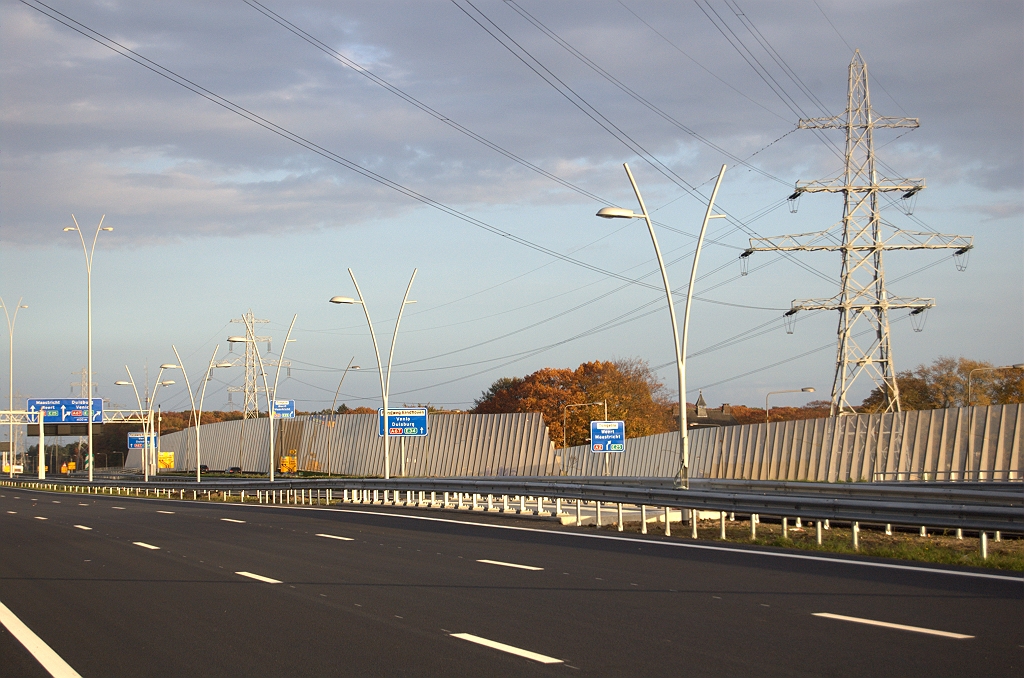 20091025-172736.bmp - KW 30 (Tongelreep) met verlaagde exemplaren van de lichtmasten model "hoofdrijbaan".