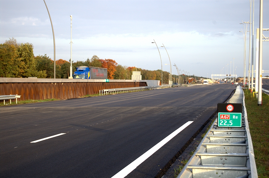 20091025-174114.bmp - Verdwaald A67 hectomerbordje, dat is blijven staan nadat de spookrijfasering over het wegvak aansluiting Waalre-kp. Leenderheide werd opgeheven. Markering houdt op, maar ZOAB al aangebracht tot aan kp. Leenderheide.