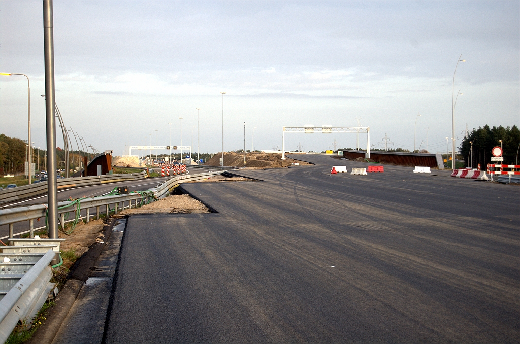 20091025-174357.bmp - Al enigzins te zien dat de A67 vanuit de richting Venlo hier verhoogd gaat "landen" op de A2, die nog een het dalen is vanaf KW 33.