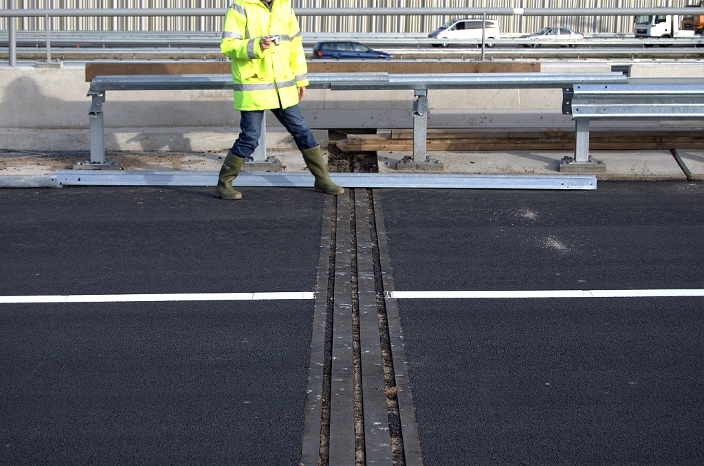 20091028-153050.bmp - Voegovergangen in KW 19 zijn van een ander kaliber als de ranke exemplaren die we in de andere nieuwe kunstwerken tegenkomen. Deze doet meer denken aan die in de bruggen over de grote rivieren.