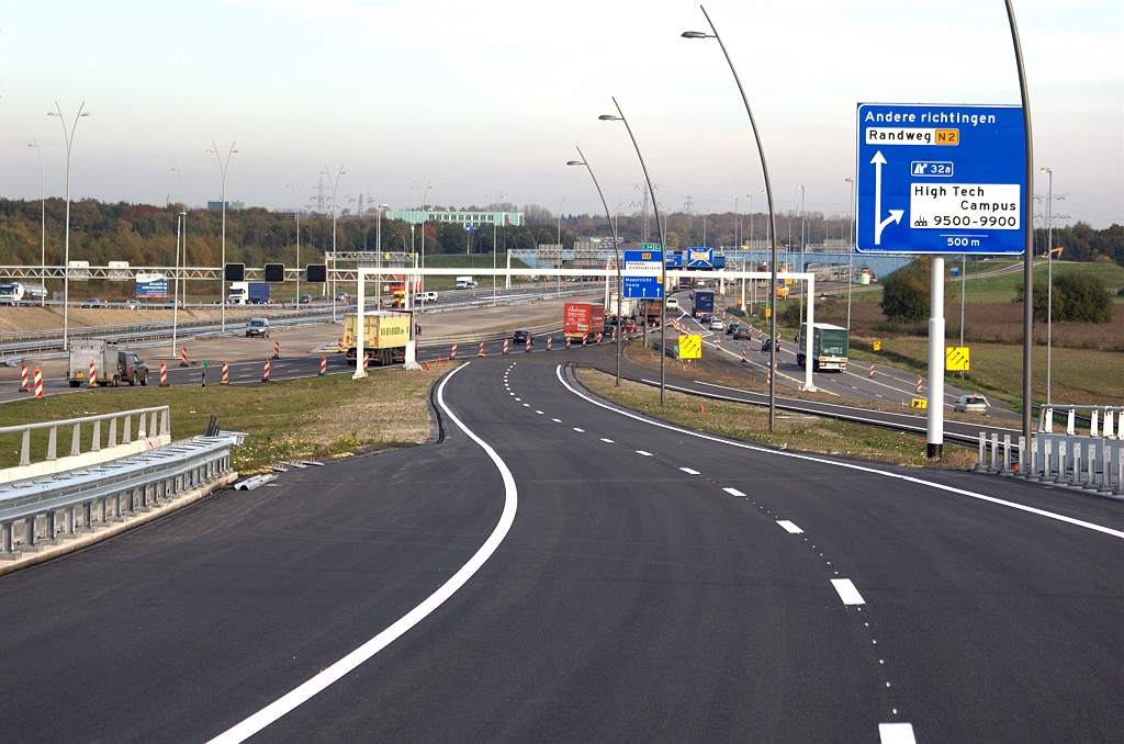 20091028-154859.bmp - Oostzijde KW 19. Verder verloop van de parallelrijbaan nog geblokkeerd door de diverse faseringen. Per 16 november verdwijnt bijvoorbeeld de tijdelijke A67 bypass (rechts).