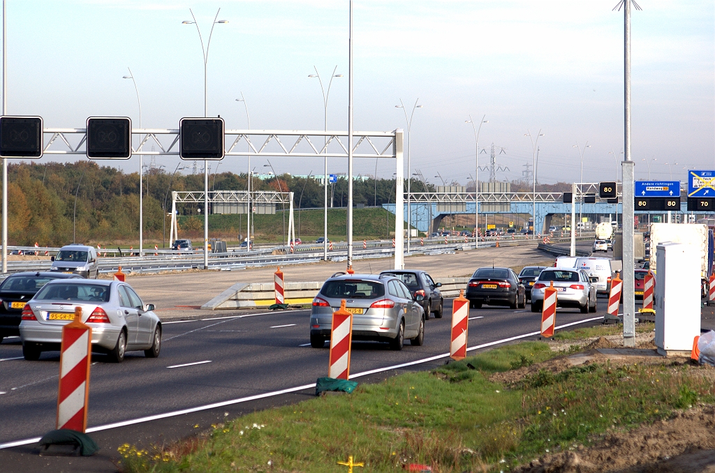 20091028-155758.bmp - Verkeer op deze fasering wordt per 16 november verplaatst naar de nieuwe hoofdrijbaan (de grijze vlakte onder het signaleringsportaal)...