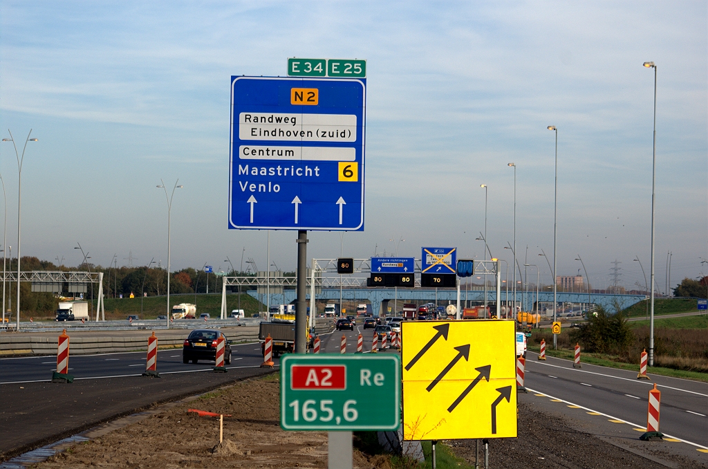 20091028-160010.bmp - Tijdelijk mastbord en andere gele borden kunnen dan worden verwijderd, en het nieuwe A2 hectometerbordje op zijn definitieve plek geplaatst.