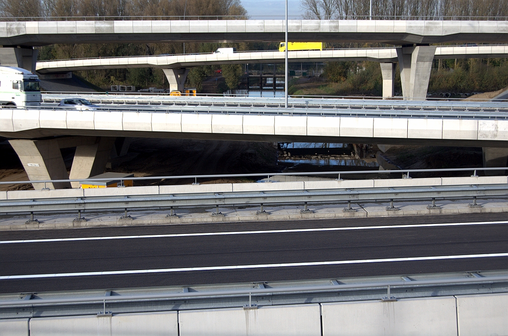 20091028-161214.bmp - Vijf van de zeven Dommelbruggen. Van achter naar voor KW 22 (N2 in noordelijke richting), KW 23 (verbindingsweg Venlo-Antwerpen), KW 22 A en B (A2 hoofdrijbanen) en KW 26 (verbindingsweg Antwerpen-Venlo).