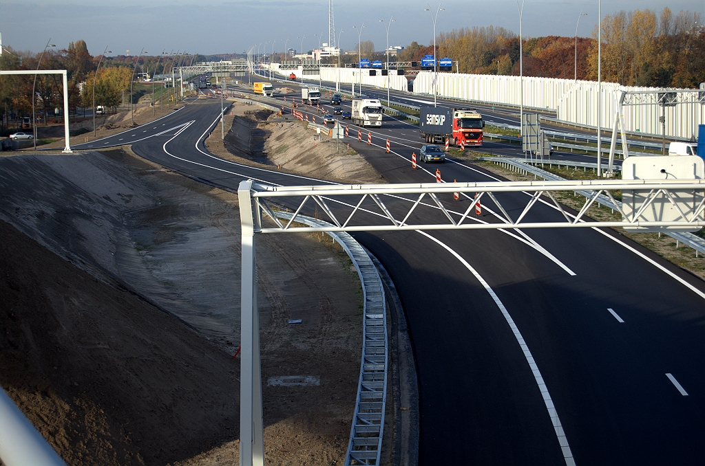 20091028-163520.bmp - In de eindsituatie is het accelereren van 80 naar 120 km/uur op het oversteekje van de parallelrijbaan naar de verbindingsweg Amsterdam-Antwerpen. We verwachten trouwens ook dat dit wegvakje per 16 november in gebruik wordt gesteld, zodat de verbindingsweg vanaf de hoofdrijbaan in definitieve vorm kan worden gebracht...