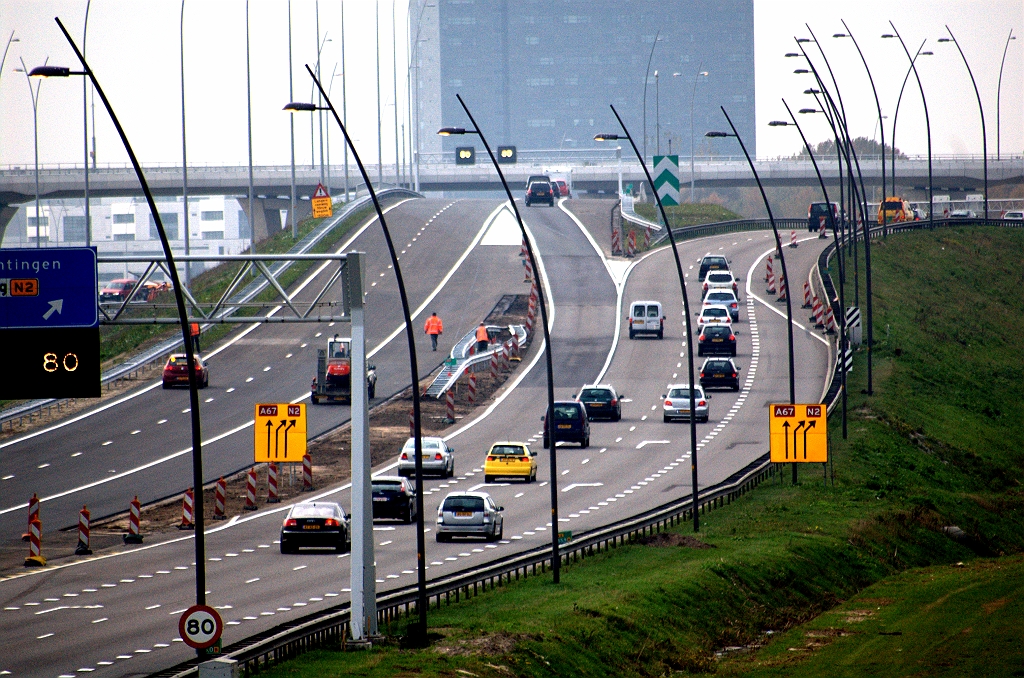 20091031-163033.bmp - Oversteekje van parallelrijbaan naar de verbindingsweg Venlo-Antwerpen is versmald naar 1 rijstrook. Wellicht heeft het nu zijn definitieve vorm.  week 200937 