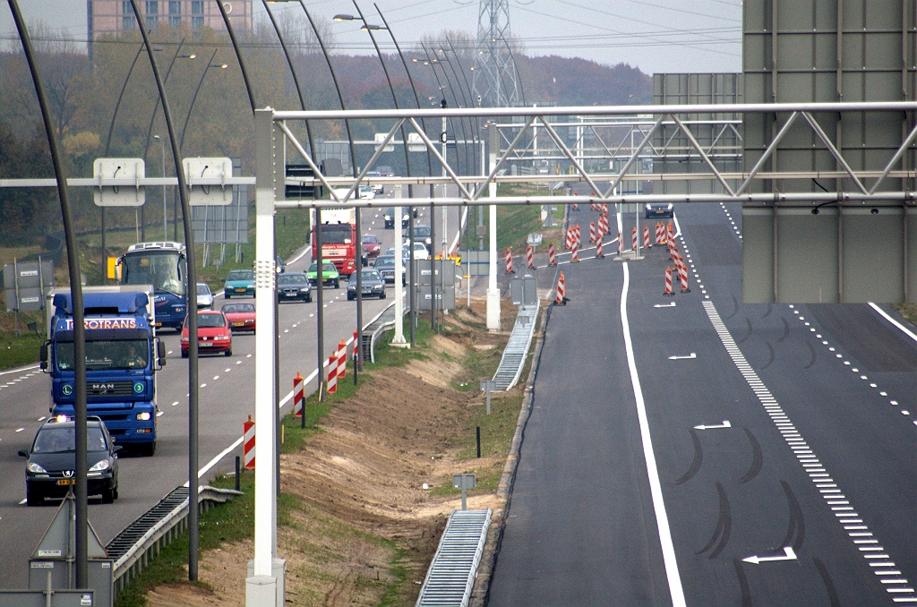 20091031-163405.bmp - Geleidebakens moeten het doorstekende verkeer naar de parallelrijbaan voeren, barriers worden niet nodig geacht. Het voertuig op de hoofdrijbaan is nog werkverkeer.  week 200943 