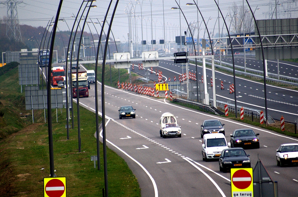 20091031-163659.bmp - Nog omgedraaid geel bord geeft aan wat de rijstrookconfiguratie op de parallelbaan zal zijn na openstelling van de hoofdrijbaan. Een versmalling van 3 naar 2 rijstroken tussen kp. Leenderheide en het oversteekje, dat er dan weer bij komt als derde rijstrook.  week 200941 