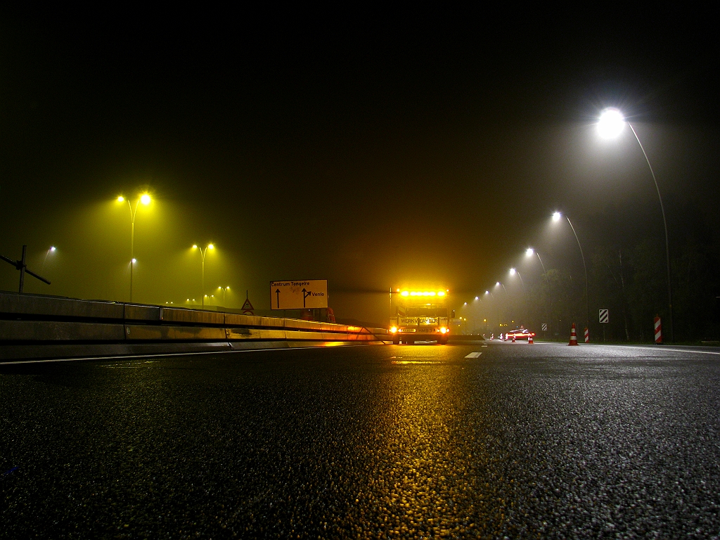 20091101-032746.jpg - Overgang DZOAB-tijdelijk asfalt in de uitvoeger naar de rotonde. Verkeer wordt tijdelijk over de vluchtstrook geleid, rechts van de kegels (foto Rowdy).